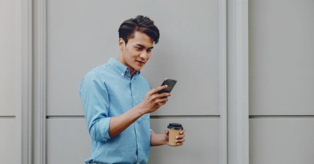 hombre joven usando internet en su celular con Holafly