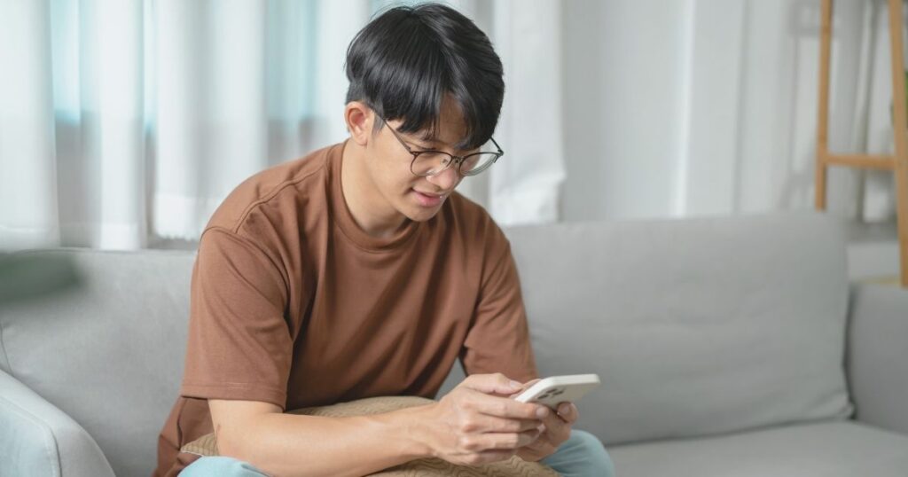 hombre joven navegando en internet en su celular con Holafly