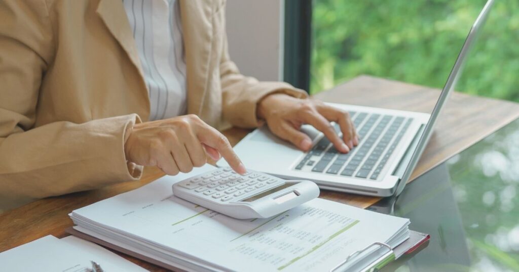 persona calculando impuestos con el 30% ruling en Paises Bajos