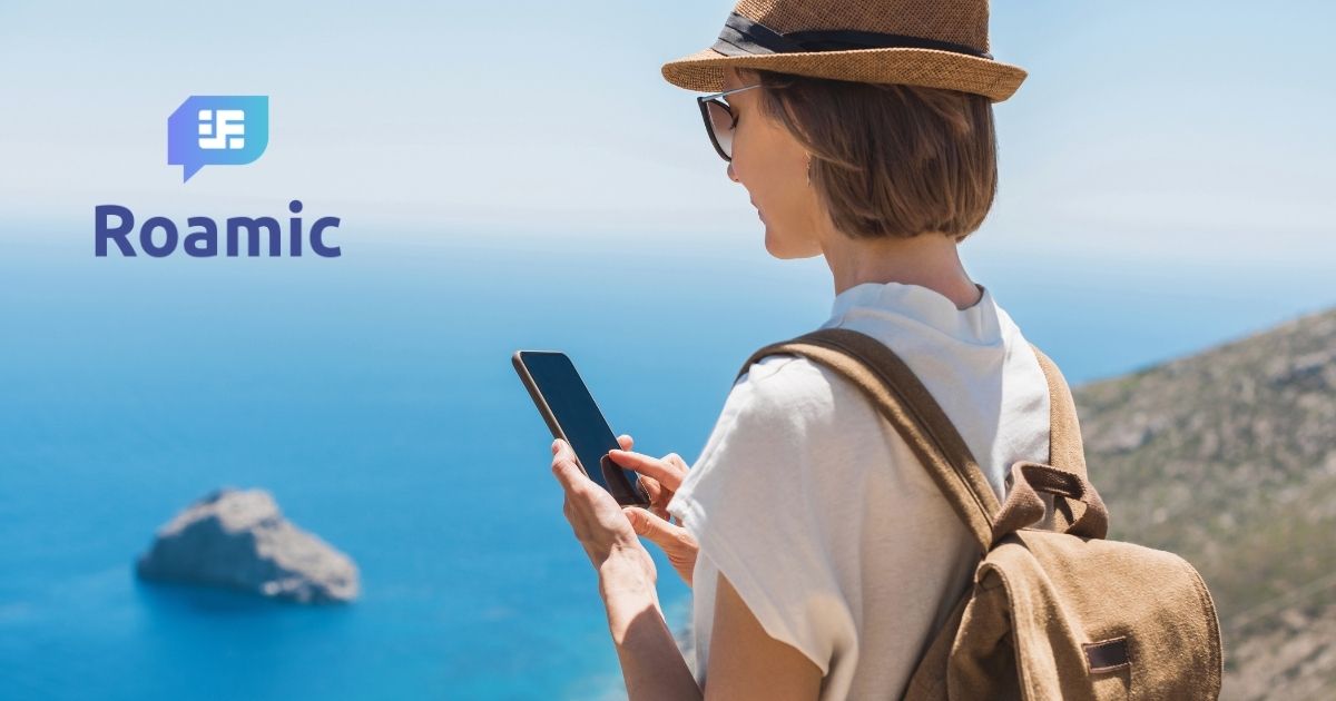 mujer joven viajante usando internet con la esim de Roamic