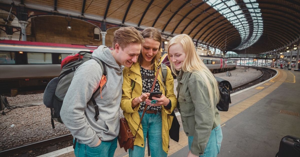 amigos leyendo las opiniones de Saily esim