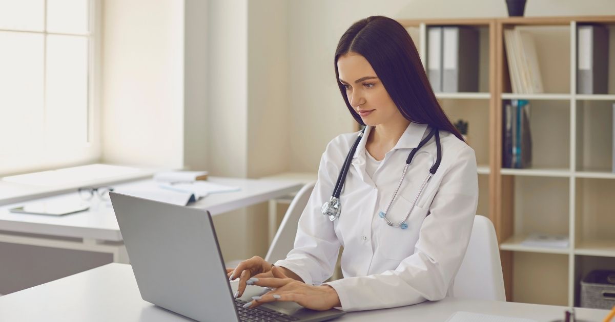 doctora atendiendo paciente online del seguro viaje en Paises Bajos