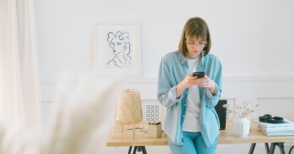 mujer usando internet en su celular con Yesim