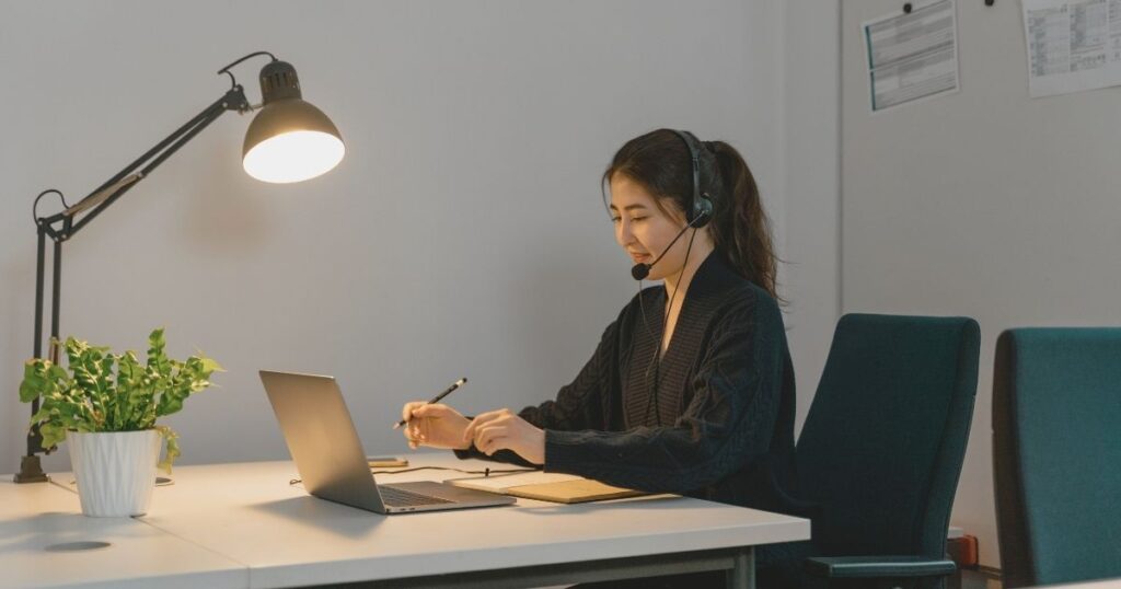 woman working with customer service for Holafly