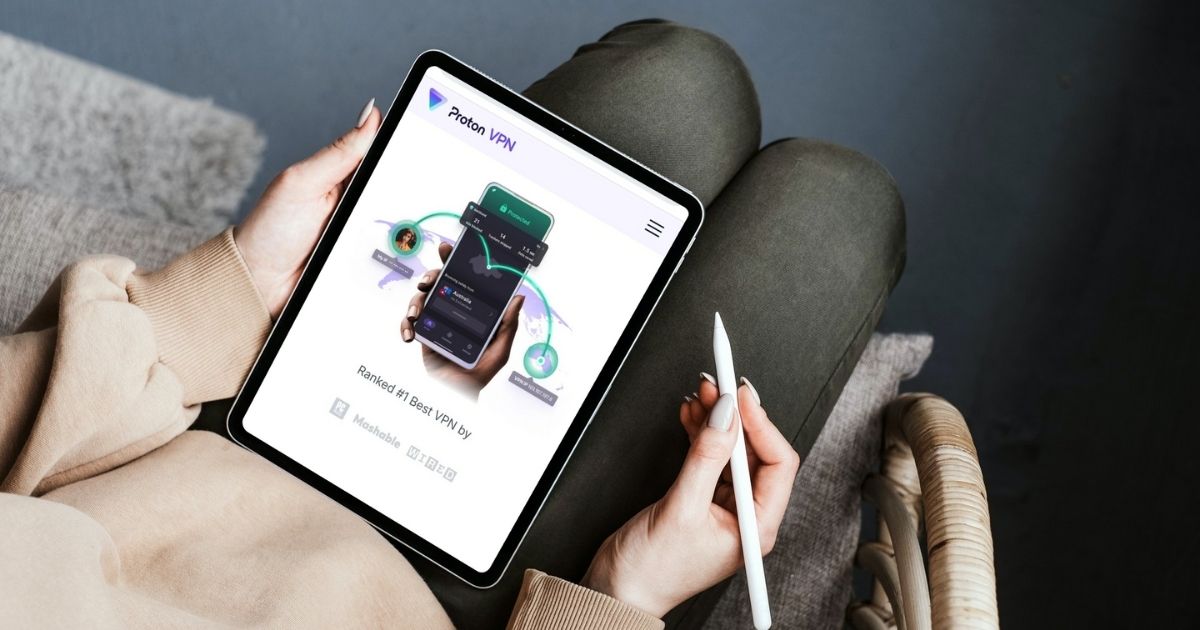 mujer usando vpn en Polonia