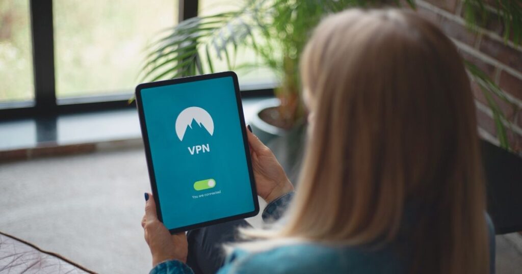 mujer usando vpn en su tablet