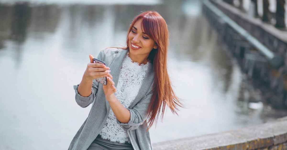 mujer sonriente usando la esim de Yesim