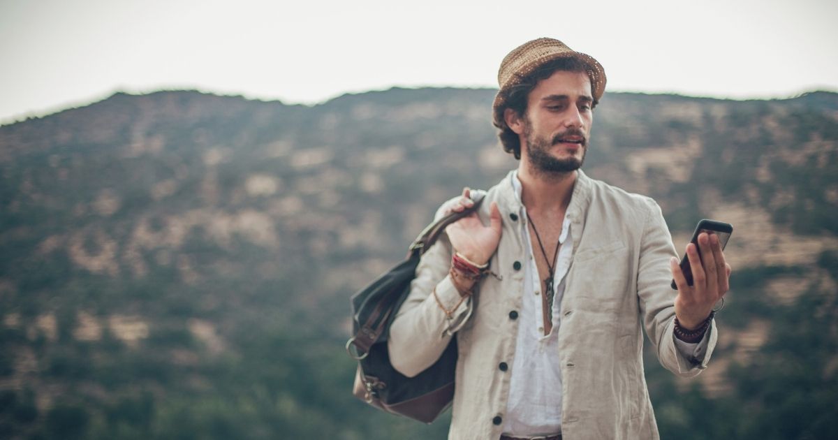 hombre viajero usando internet con esim en su celular