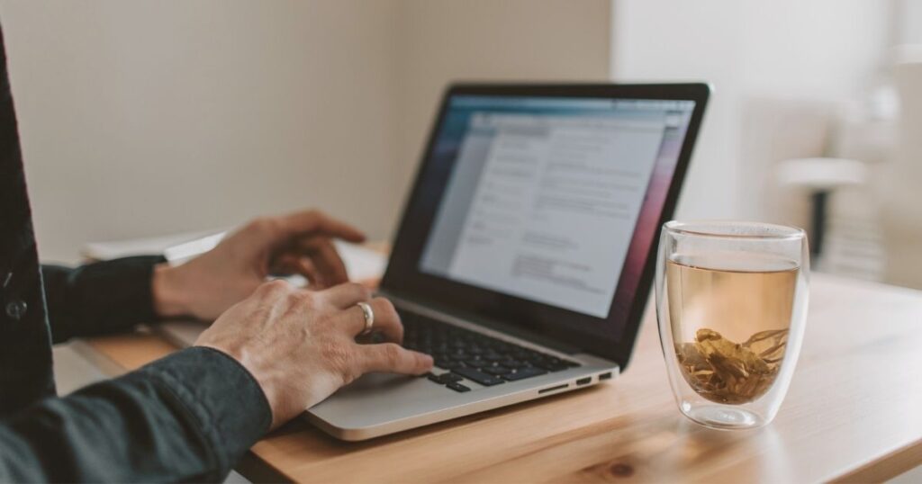 hombre navegando en internet con la esim de Holafly