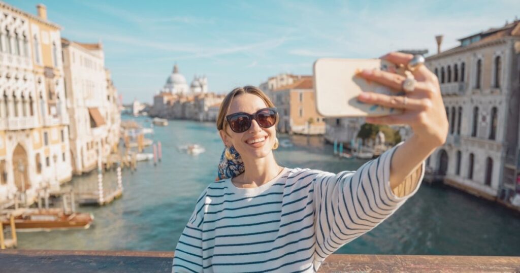 mujer sonriente usando Simoptions esim en su celular