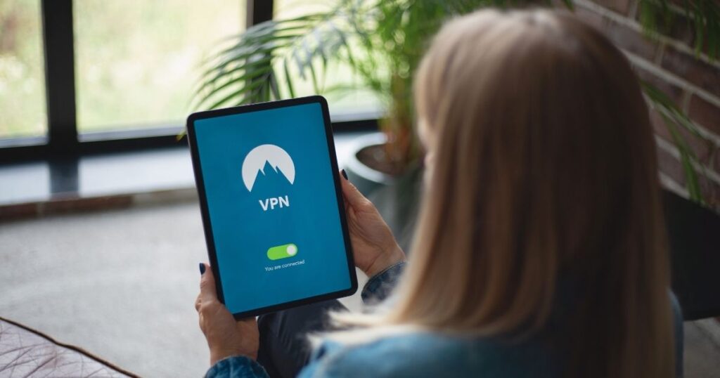 mujer joven usando internet en su tablet con vpn en Sudafrica