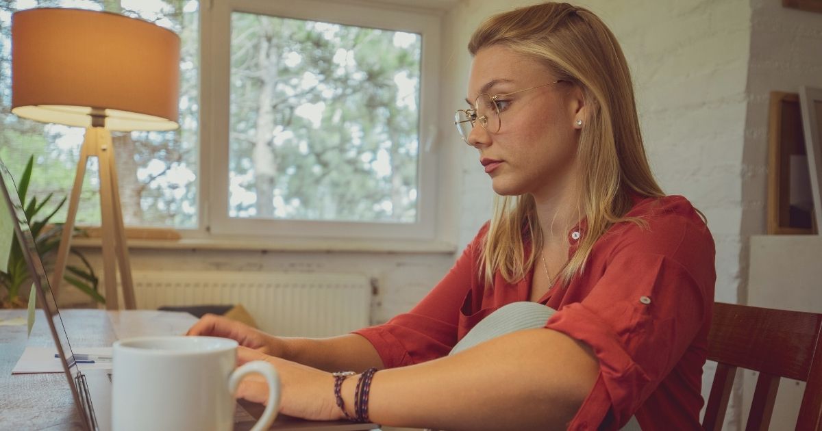 mujer disfrutando de la vida como nomada digital