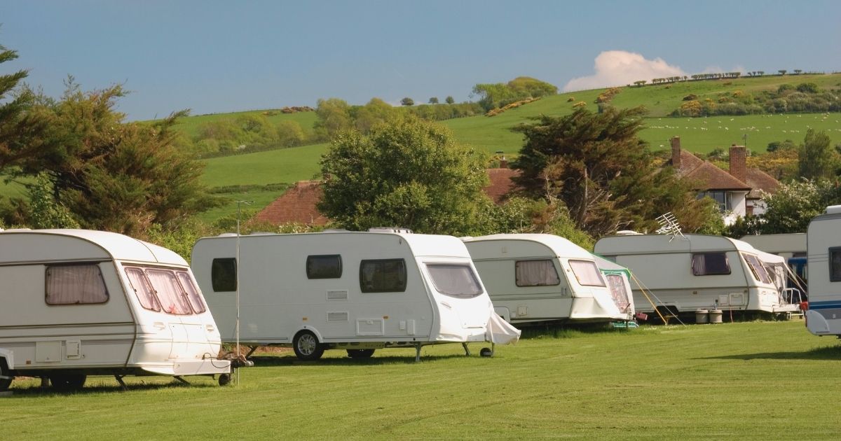 autocaravanas en medio de la naturaleza