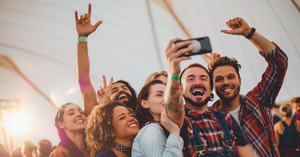 jovenes felices en un festival de verano