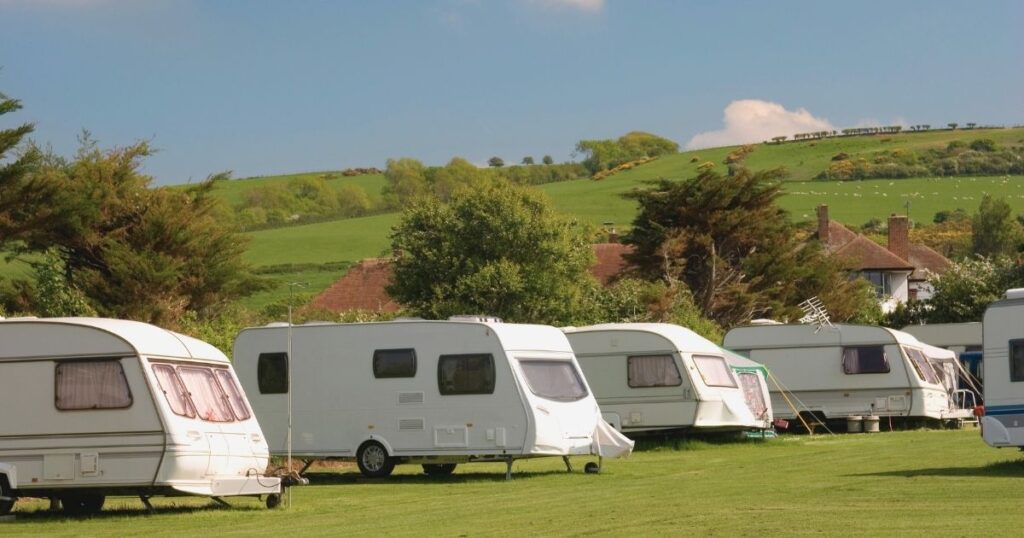 autocaravanas de nomadas digitales en medio a la naturaleza
