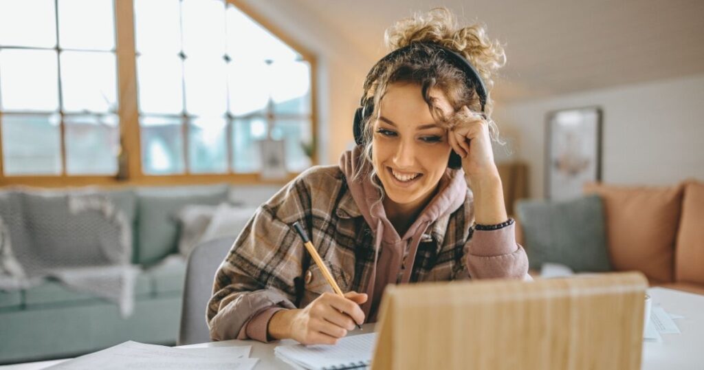 mujer sonriente aprendiendo frases en checo