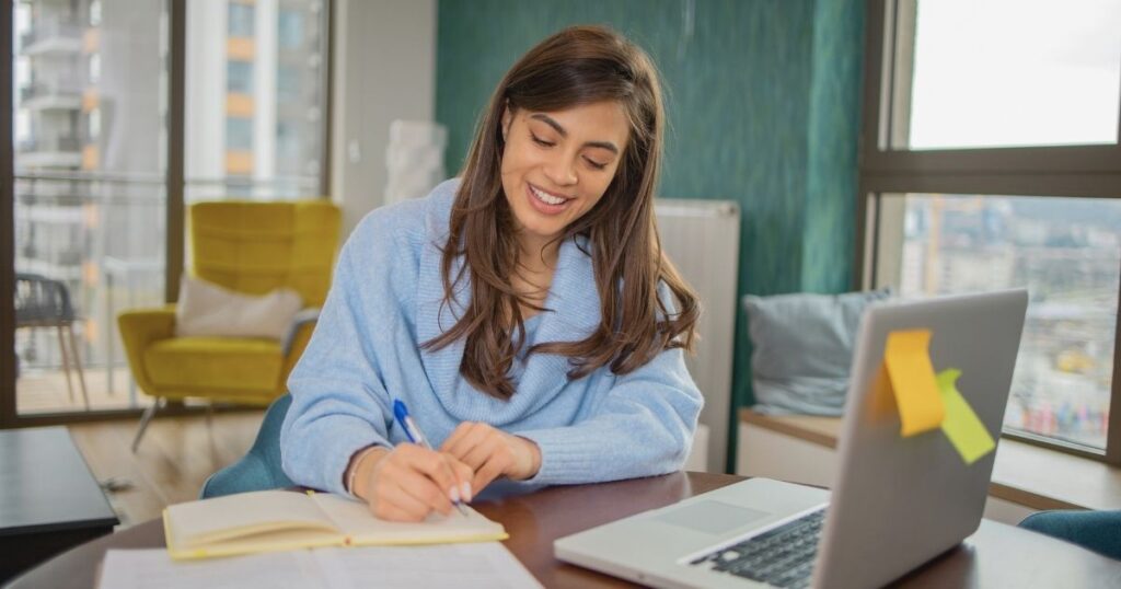 mujer sonriente aprendiendo frases en holandes