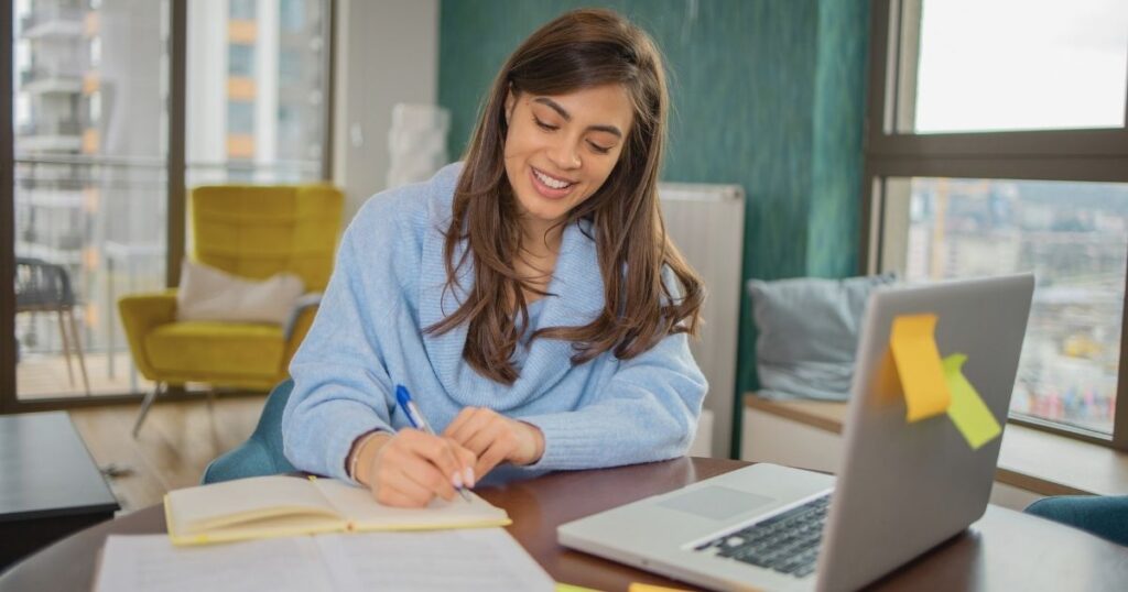mujer feliz aprendiendo frases en noruego