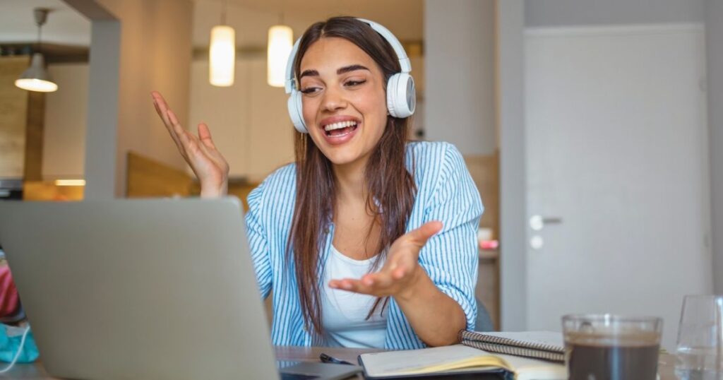 mujer sonriente aprendiendo frases en sueco