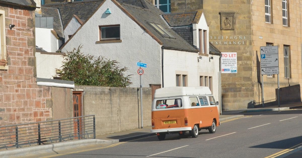 furgoneta estacionada en la calle