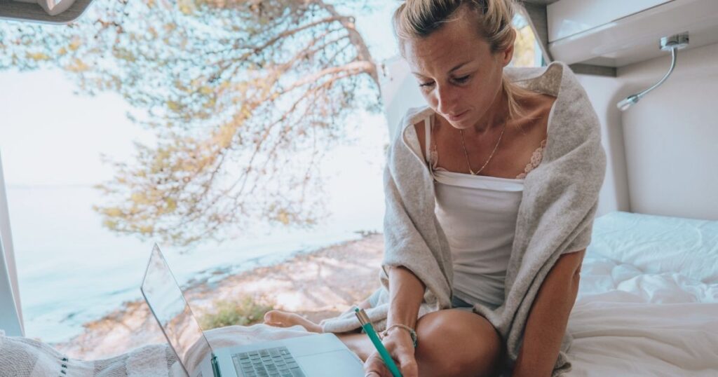 mujer planeando su vida como nomada digital 