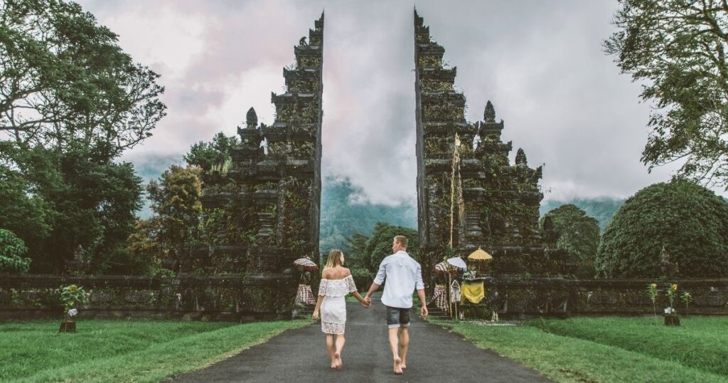 couple getting around Bali by walking