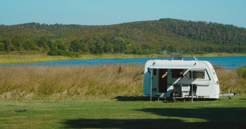 persona viviendo en autocaravana de forma ecologica