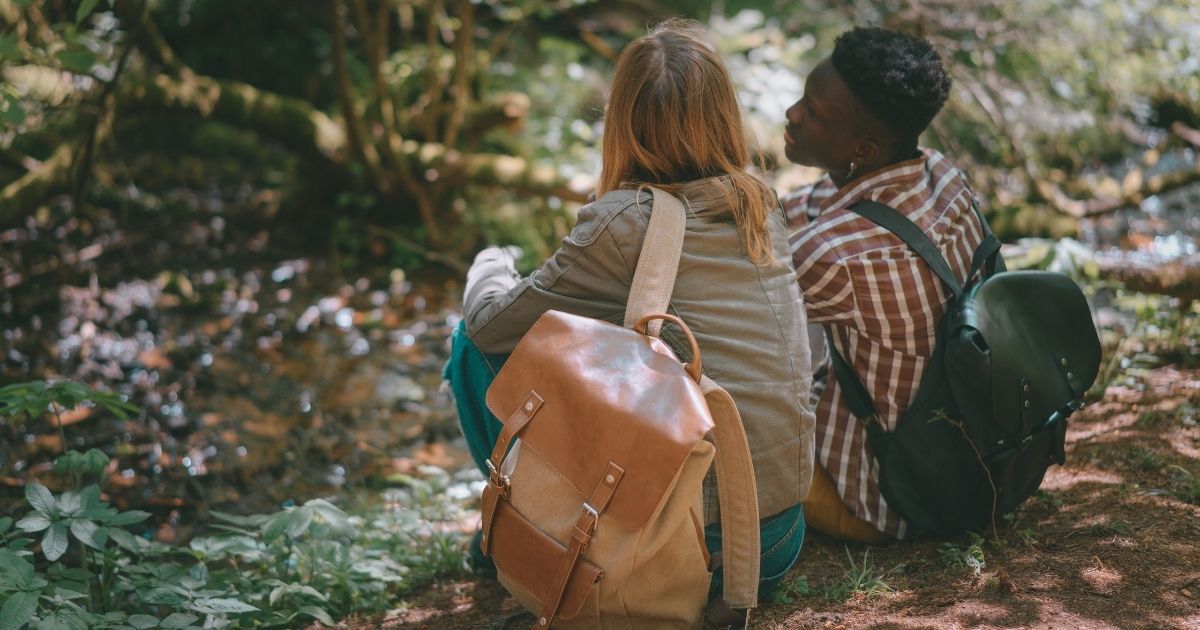 mujer nomada digital usando una mochila como herramienta