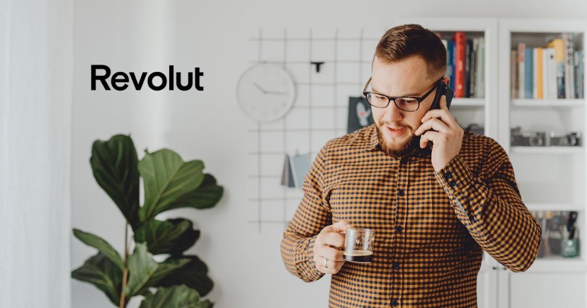 hombre en una llamada en su celular atraves de la esim Revolut