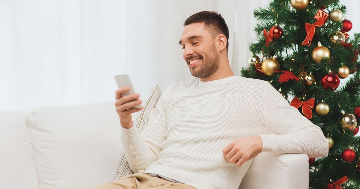 hombre sonriente usando esim en su celular