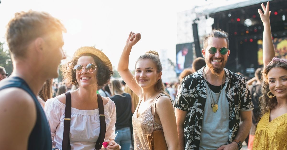 personas jovenes disfrutando de uno de los mejores festivales en verano