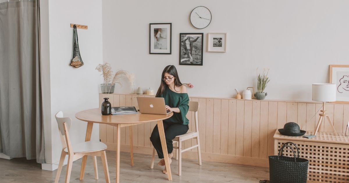 young woman finding cheap long-term apartments in Barcelona
