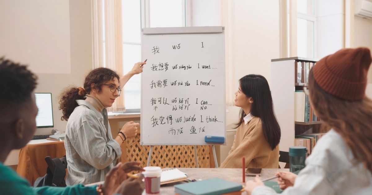 personas aprendiendo frases basicas para viajar a China