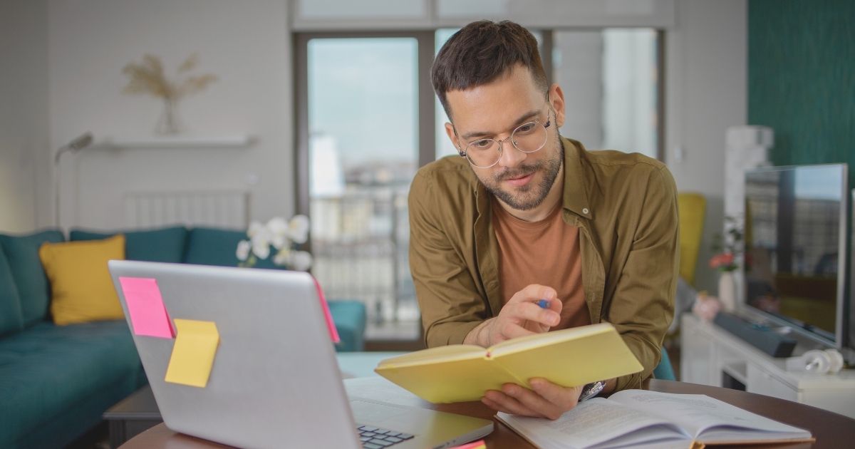 hombre joven aprendiendo frases basicas en Republica Checa
