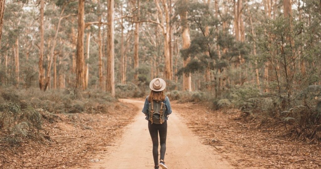 mujer nomada digital viajando con su mochila