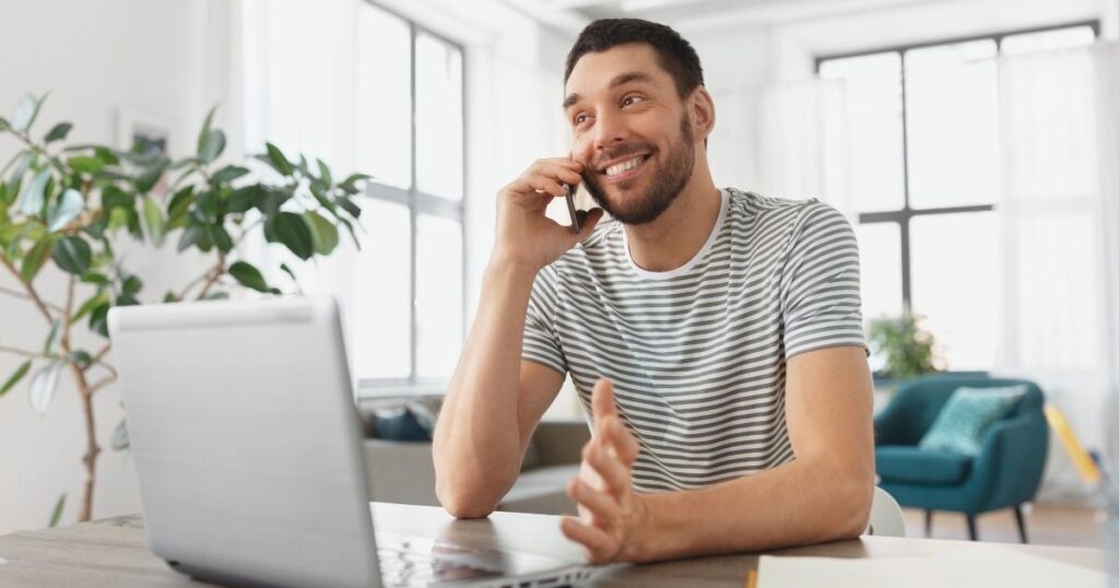 hombre hablando en el celular