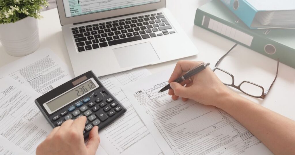 persona calculando los impuestos en República Checa