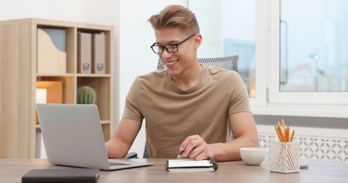 hombre joven navegando en internet en Republica Checa