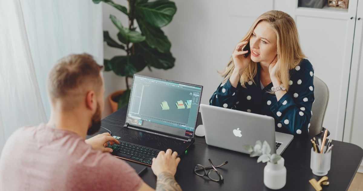 hombre y mujer usando internet en Sudafrica