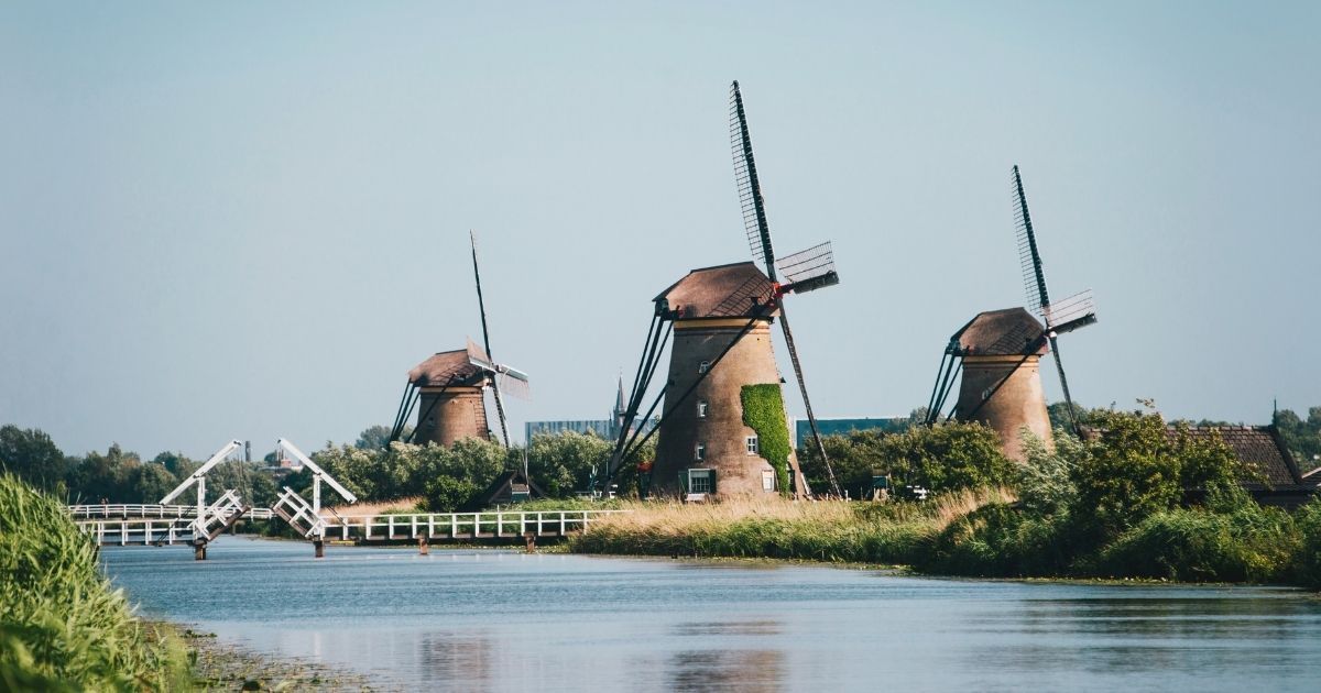 los molinos son uno de los lugares imperdibles que debes visitar en Paises Bajos