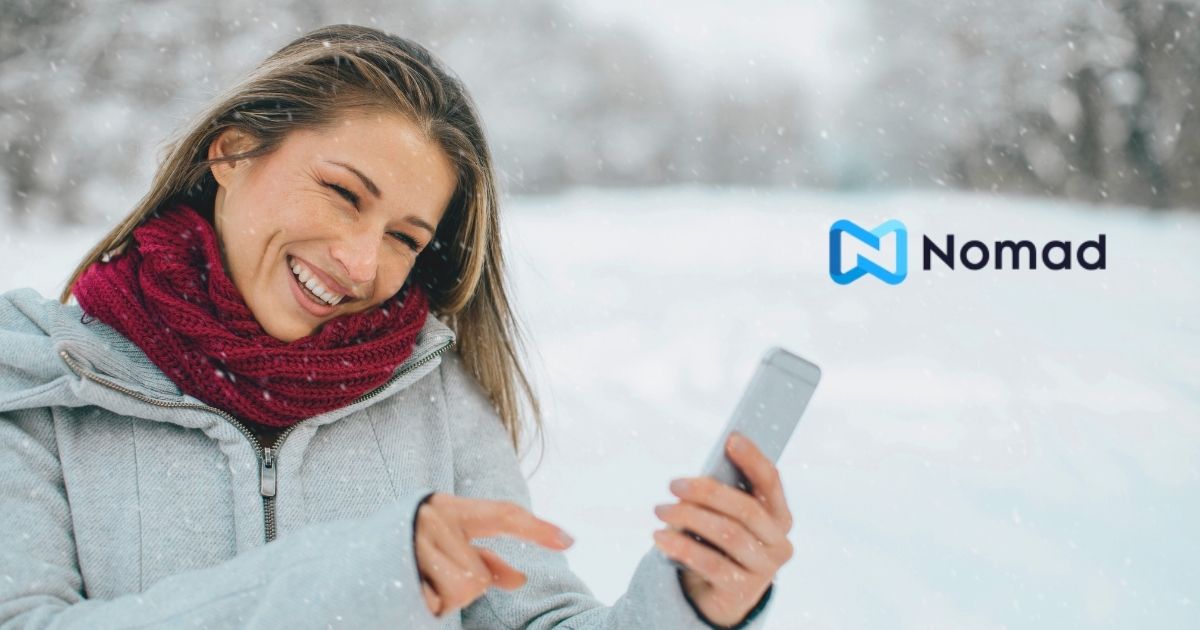 mujer feliz navegando en internet con Nomad esim