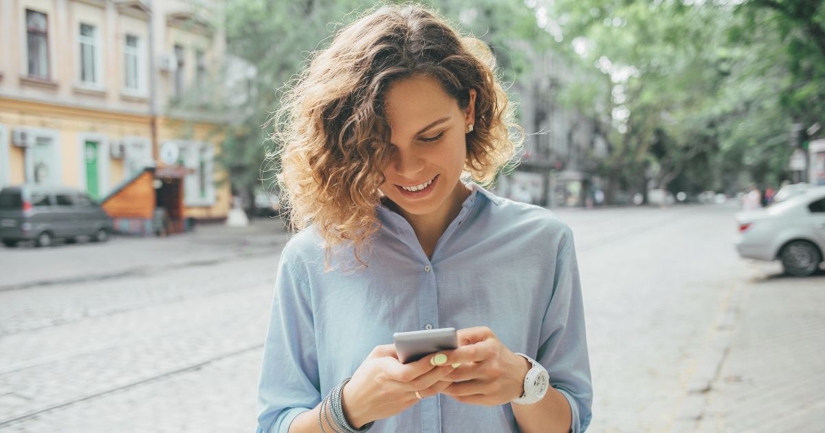 mujer comparando Nomad esim vs Holafly