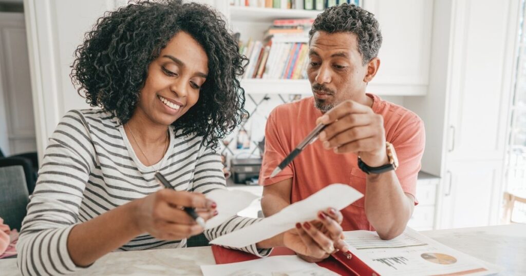 hombre y mujer pagando impuestos en Sudafrica