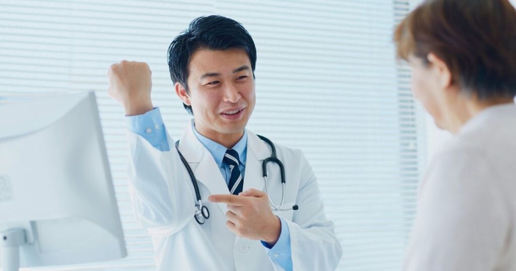 doctor atendiendo paciente con el seguro viaje República Checa