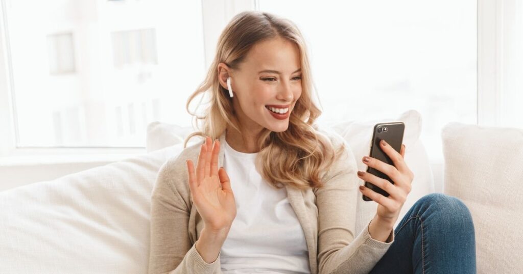 mujer en una video llamada en su celular con Holafly esim