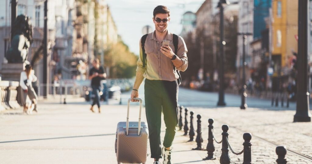 hombre viajando y navegando en internet con la esim de Holafly