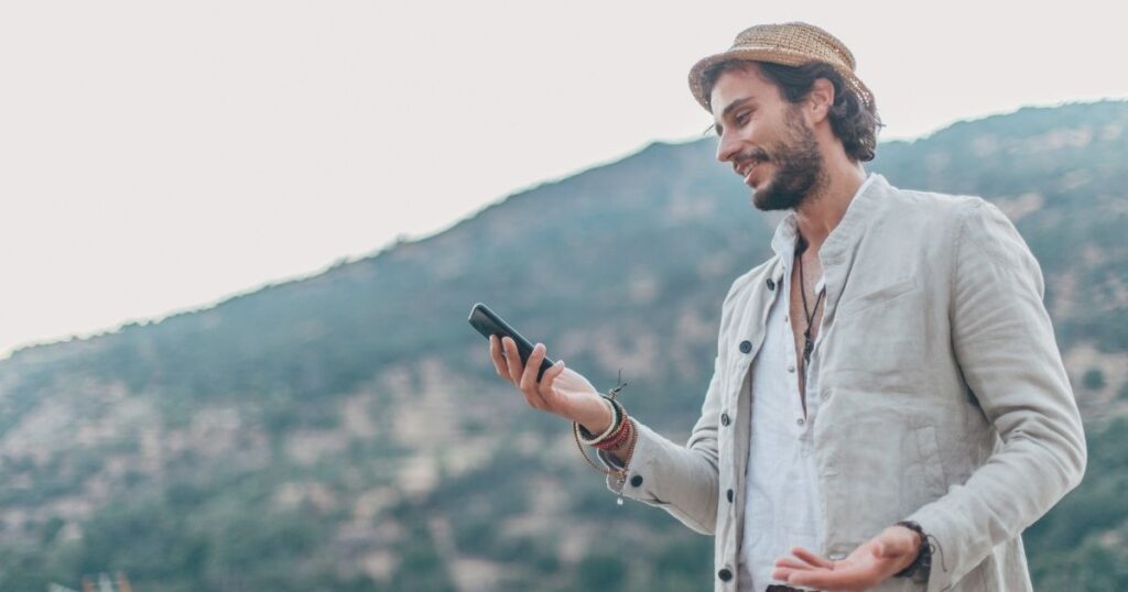 hombre navegando en internet con la esim de Holafly