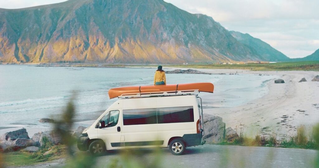 mujer nomada digital disfrutando de la vida en una furgoneta