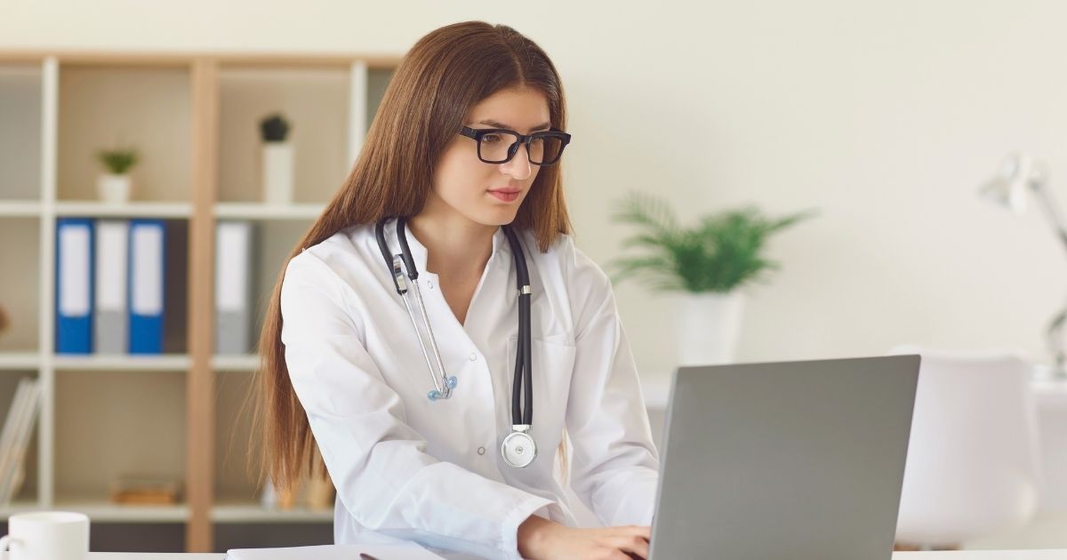 doctora atendiendo online a traves del seguro viaje Republica Checa