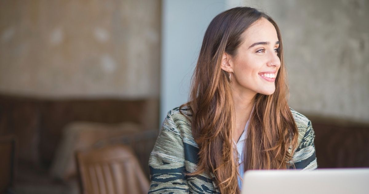 mujer sonriente navegando en internet